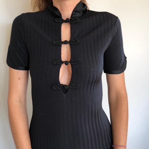 Asian-inspired fitted black cocktail dress. - Picture 2 of 9